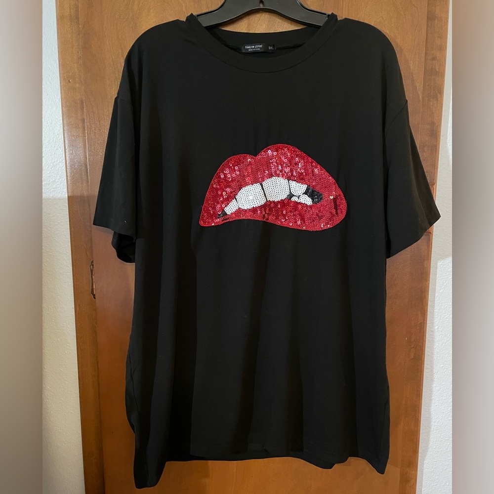 SheIn"Lip Bite" T-shirt